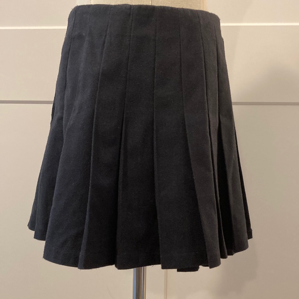 Brandy Melville XS women’s Ellie button pleated skirt in navy